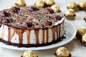 Cheesecake with chocolate toppings